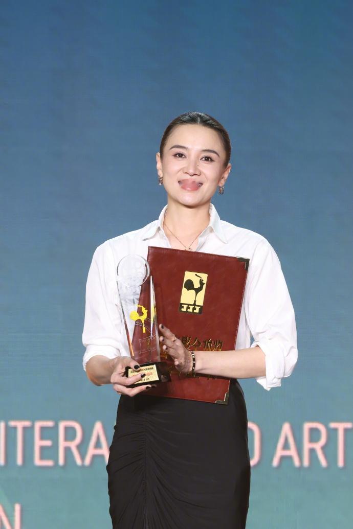 最近宋佳在厦门出席活动，她这次搭配的很标致，看起来大方又美丽。宋佳上身穿白色