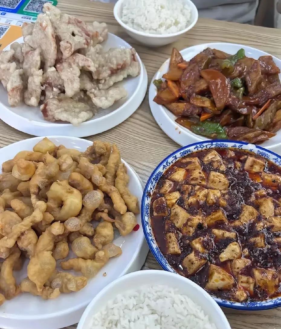 今天在一个东北饭店里面吃饭，老板说他是做正宗的东北菜的，于是就给我推荐了4个他们