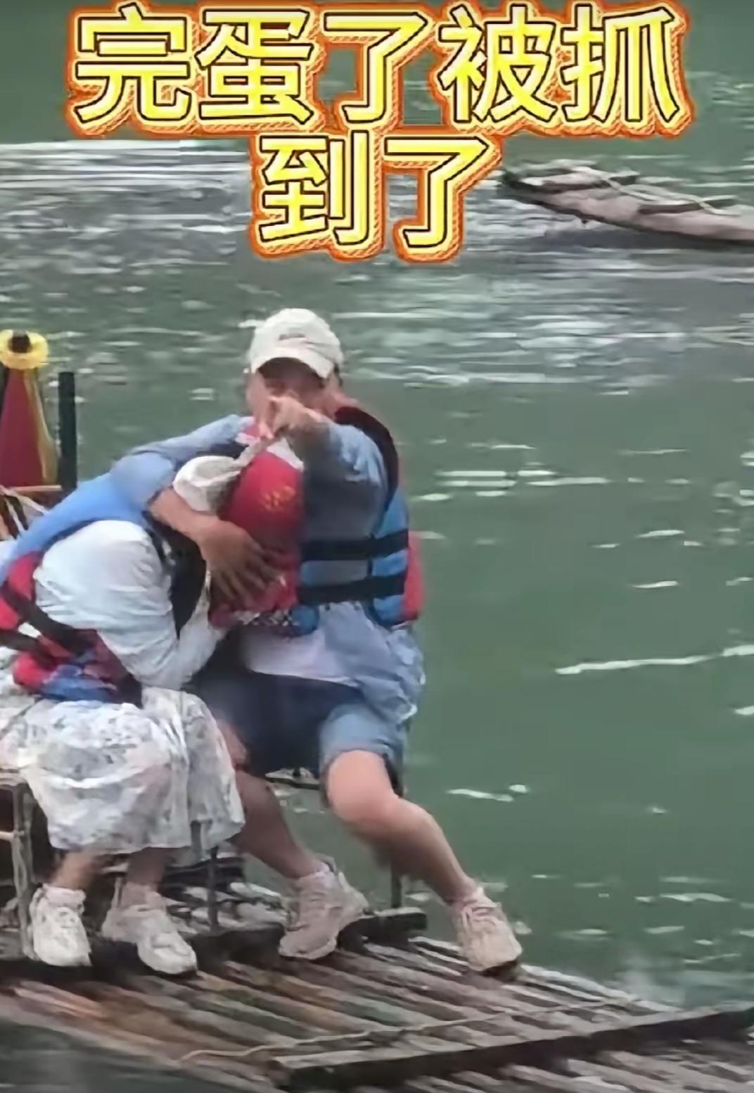 这是不打自招啊确实有点做贼心虚的感觉一中年男人和一年轻女子玩漂移，可能被人偷