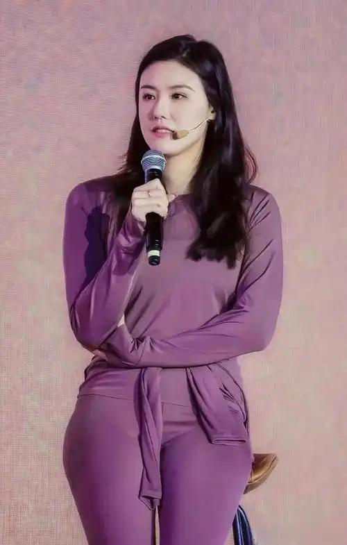 为什么退役女运动员总会面临擦边这种言论。 难道游泳时需要穿棉裤裹着羽绒服。
