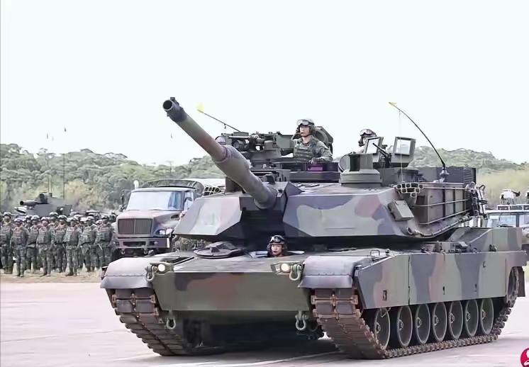 4月27日，台北港，凌晨三点。最后一批M1A2T坦克盖着黑布，像一车普通工业零件