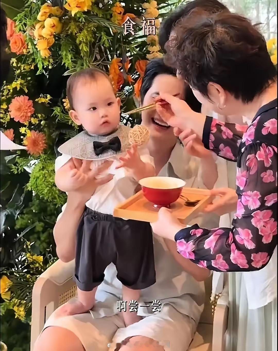 张檬儿子满1周岁了，她娘家父母赶到广州为外孙庆生，姥姥贴心为孩子用鸡蛋滚灾，净手