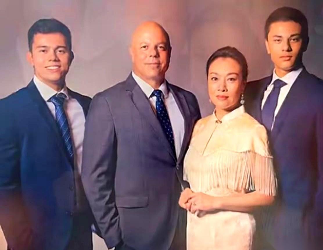 60岁的史可，二婚嫁了个瑞士老公，生了俩混血大帅哥。这人生后半场，直接来了个王