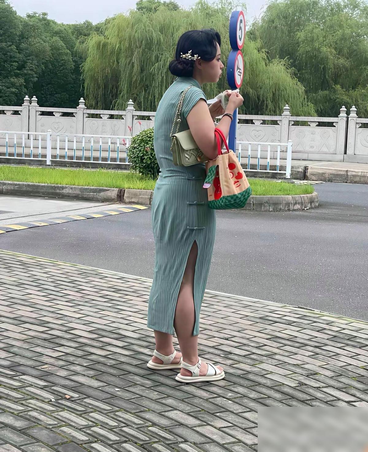 我觉得吧，女人还是要有点自知之明。看到一个女孩把旗袍穿成这样，我倒觉得，真正