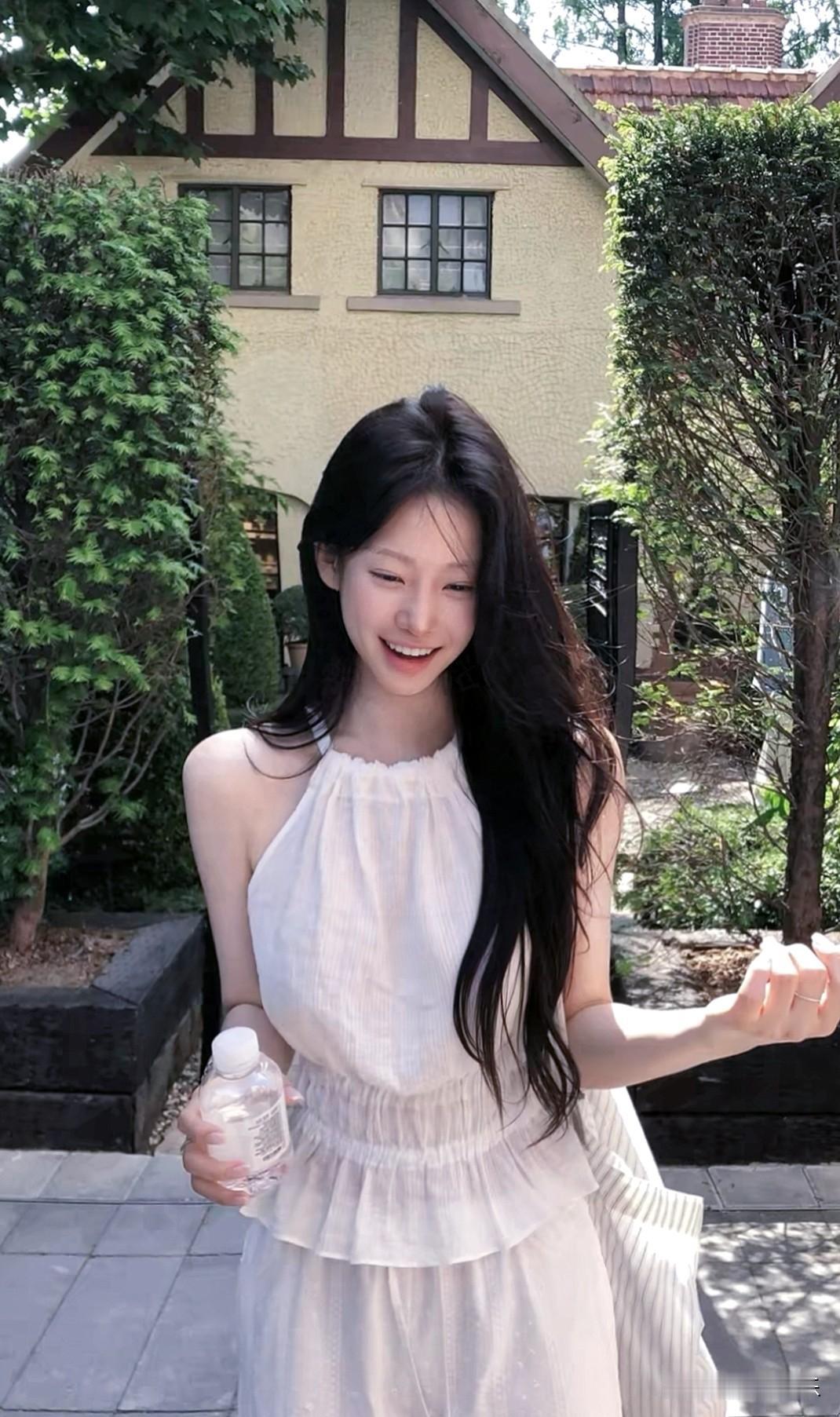 老屋藏绿荫，清风缓缓来，白裙少女一身清爽，邂逅温柔夏日晨光。少女风写真照分享你