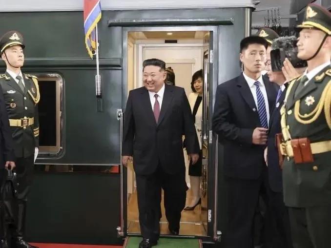 金正恩携女儿金珠爱，周二抵达北京，央视公布的视频显示，此次随金正恩出行的还有外长