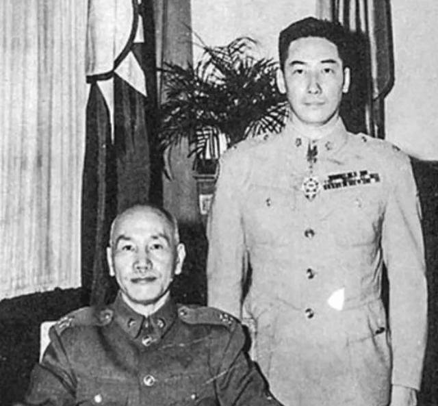 1942年，蒋纬国在潼关当连长，火车上一个少将看中他腰间的手枪，硬是拿自己那把旧