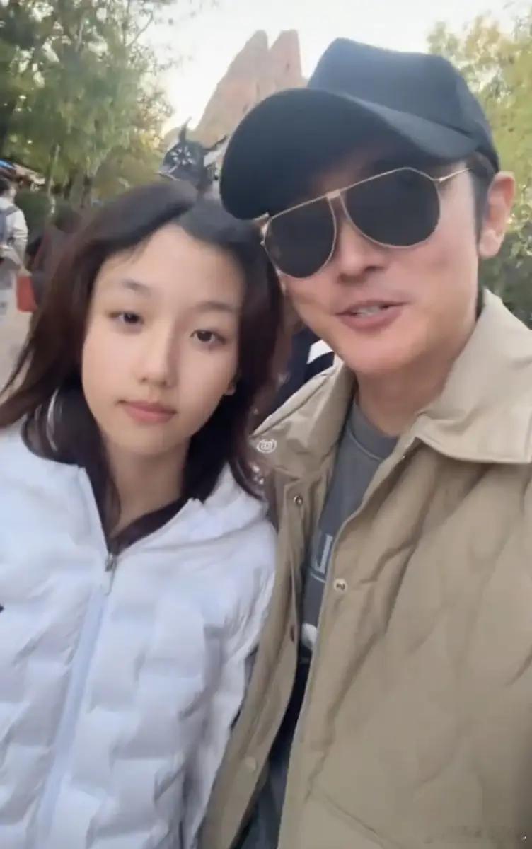 张丹峰带儿子女儿逛环球影城一家四口合影温馨有爱11月3日，张丹峰一家四口逛环球