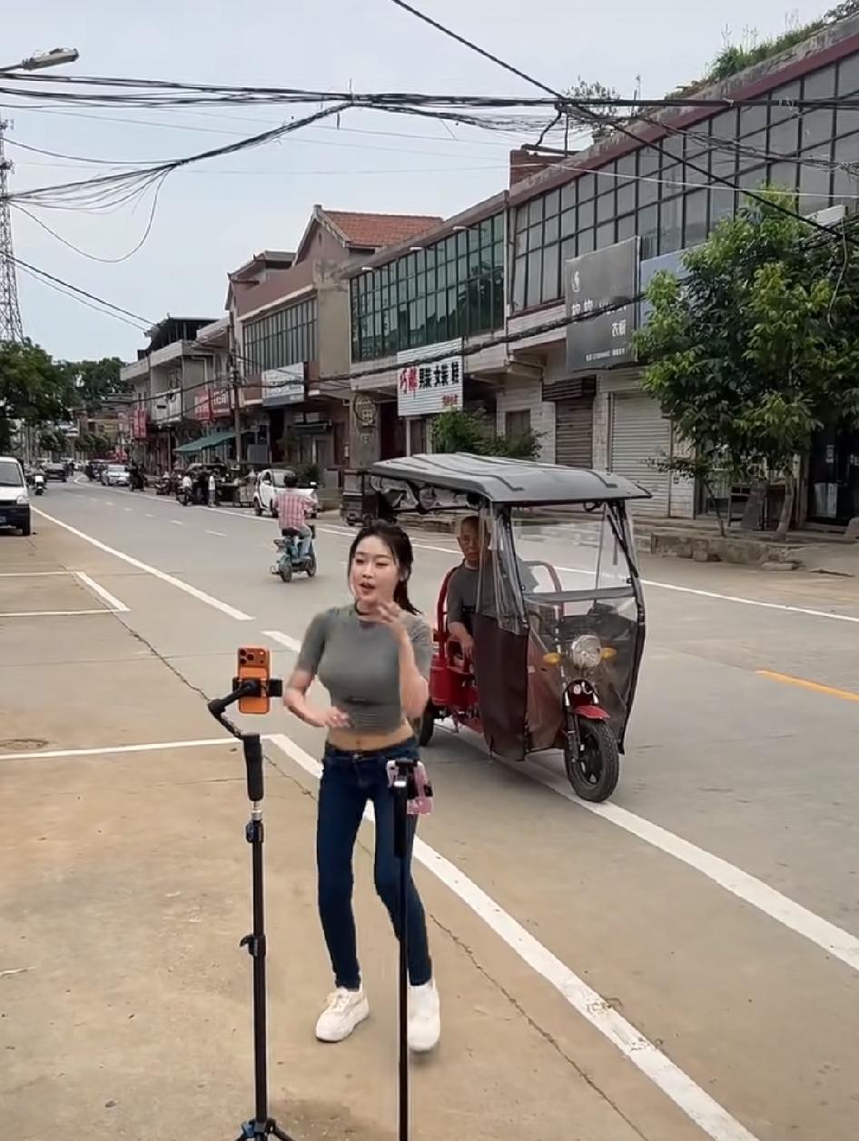 图片中，这位美女在累死累活跳舞搞直播赚钱，而后面这位大爷不劳而获，免费看人家跳舞