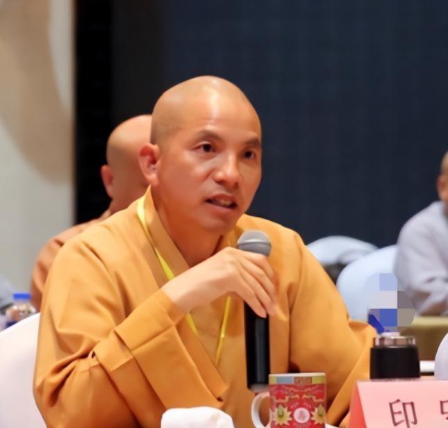 少林寺官宣新任方丈——释印乐，看样子似乎要比刘应龙强一点不过眼神和整体气质，