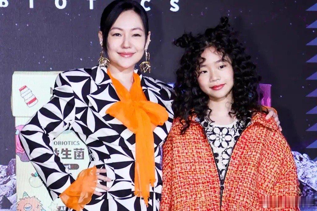 小S小女儿近照连发美貌进化，亲姐姐回应：我的衣服。女星小S（徐熙娣）与老公许雅钧