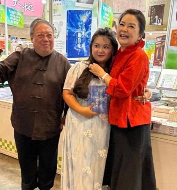 胡慧中一家三口长的好像啊，女儿长得和胡慧中更是一模一样​​​