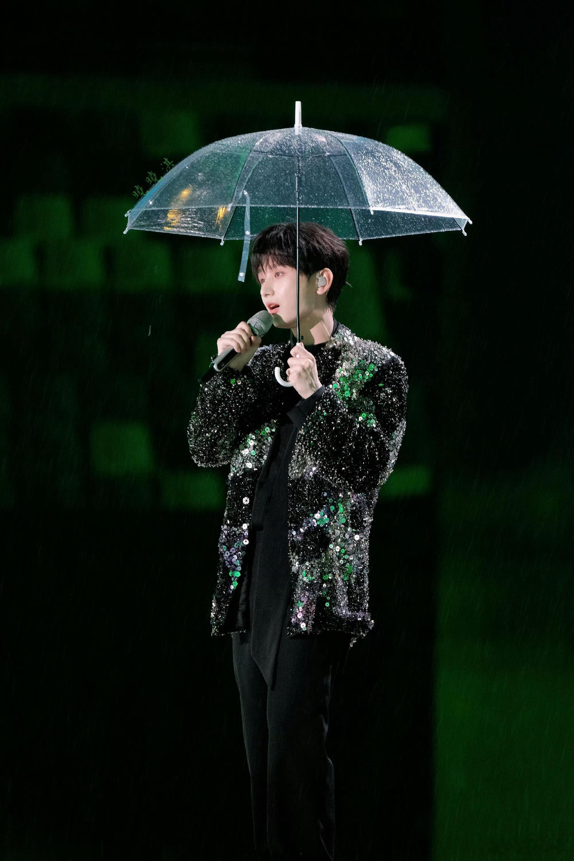 成毅小情歌歌词具象化了谁也没想到一场突来大雨，让《小情歌》不再只是一首歌。成毅用