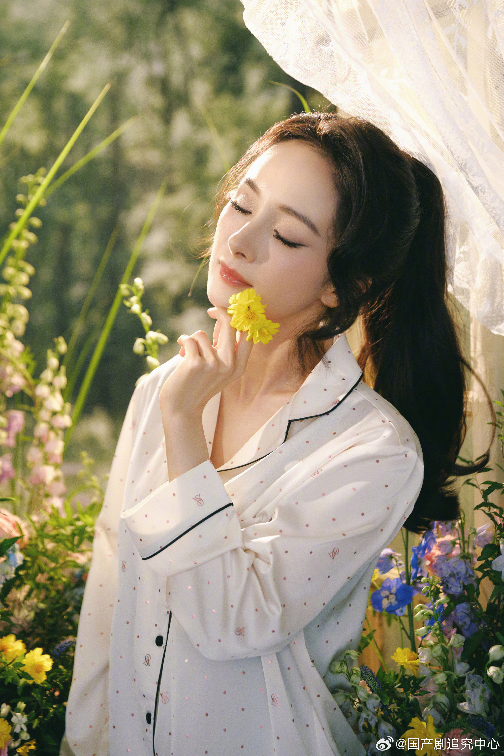 1.杨幂现阶段高端时尚资源并不占优势，长久以来顶奢品牌合作待遇平平，今年处境更