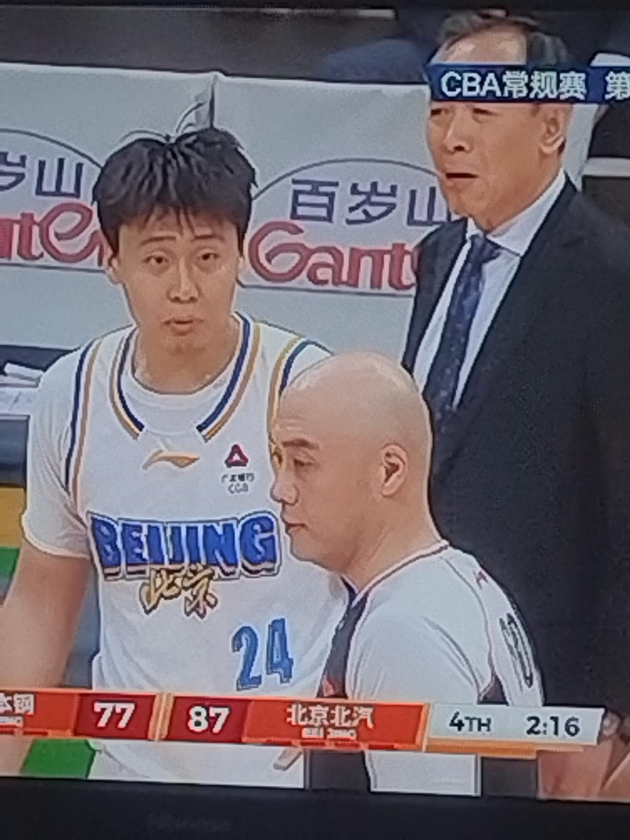 今晚CBA有8场大战，感觉主场的球队都有取胜的可能，唯独四川和吉林打不过山东和北