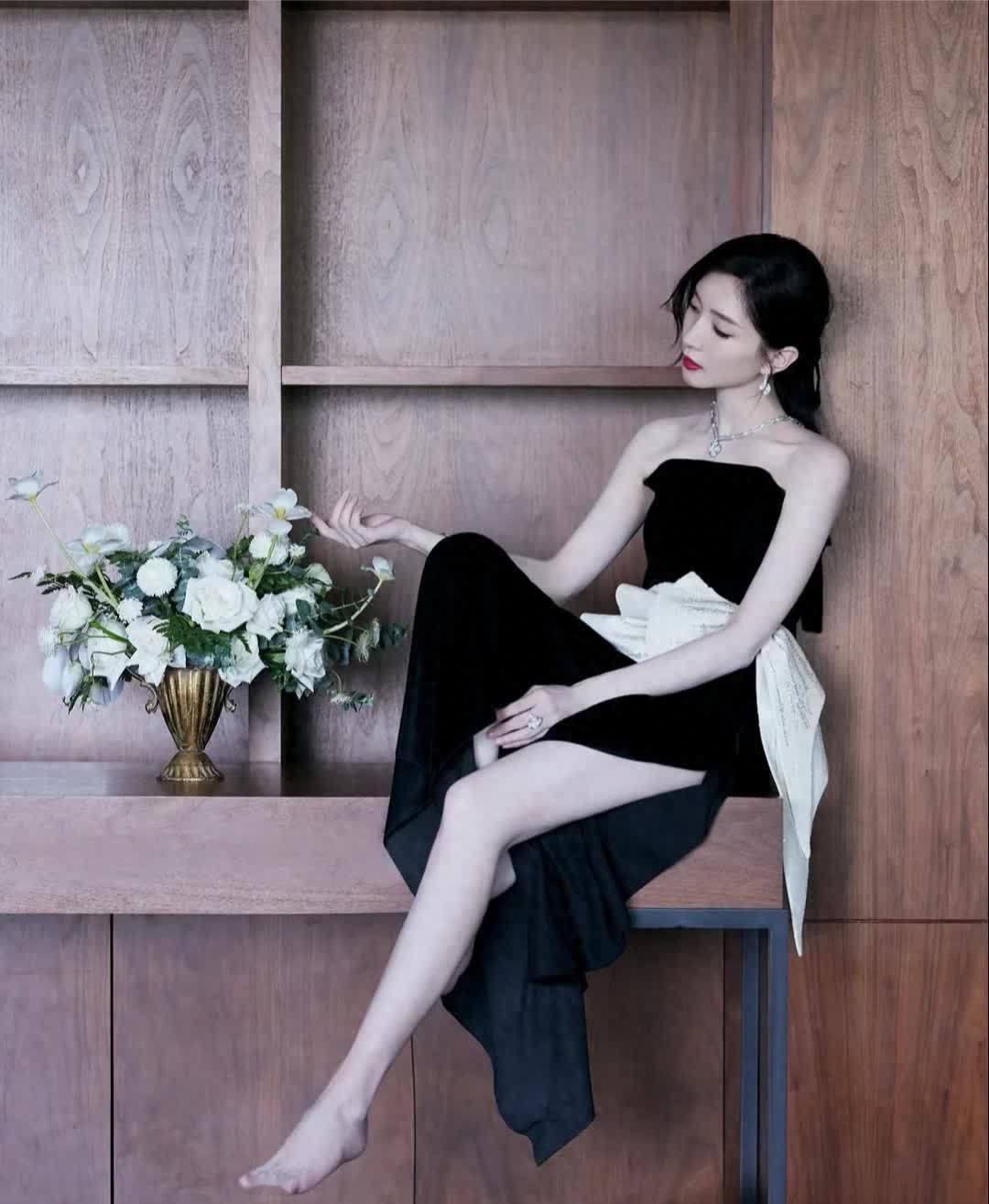 江疏影美腿写真，这也太迷人了吧[比心][比心][赞]娱乐大长腿
