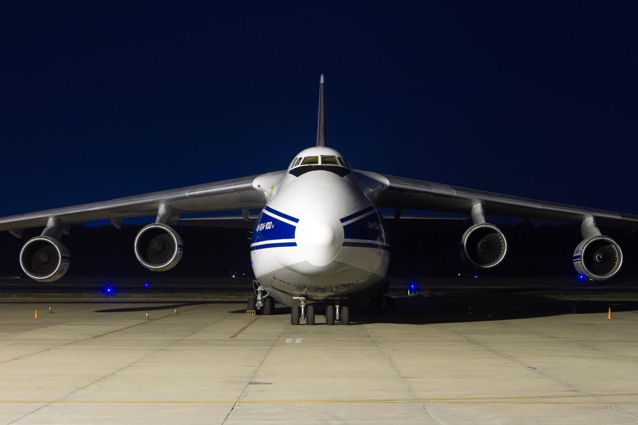 安-124“鲁斯兰”作为安东诺夫设计局经典超重型战略运输机，1982年完成首飞，