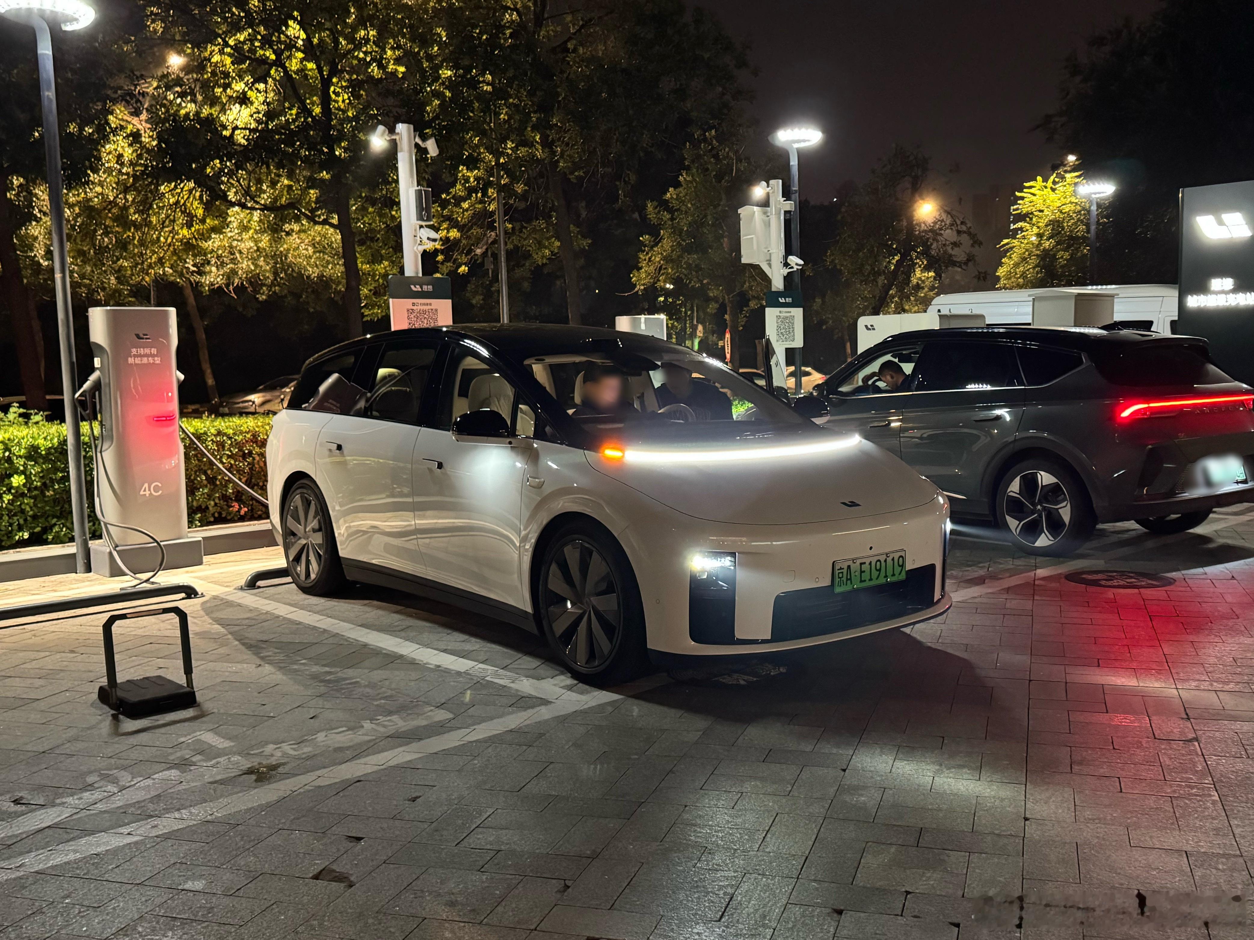 理想i8试驾车到了，结果开了半天，就让表哥给抢走带娃了，晚上我问他感觉怎么样？答