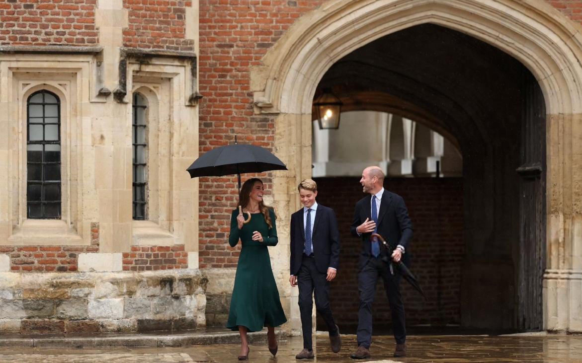 乔治王子到伊顿公学报到，校长SimonHenderson亲自迎接英国第二顺位继