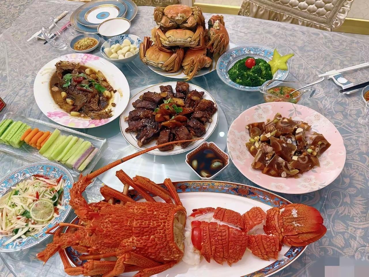 看到关晓彤晒出的年夜饭，感觉明星跟过年跟普通人也差不多