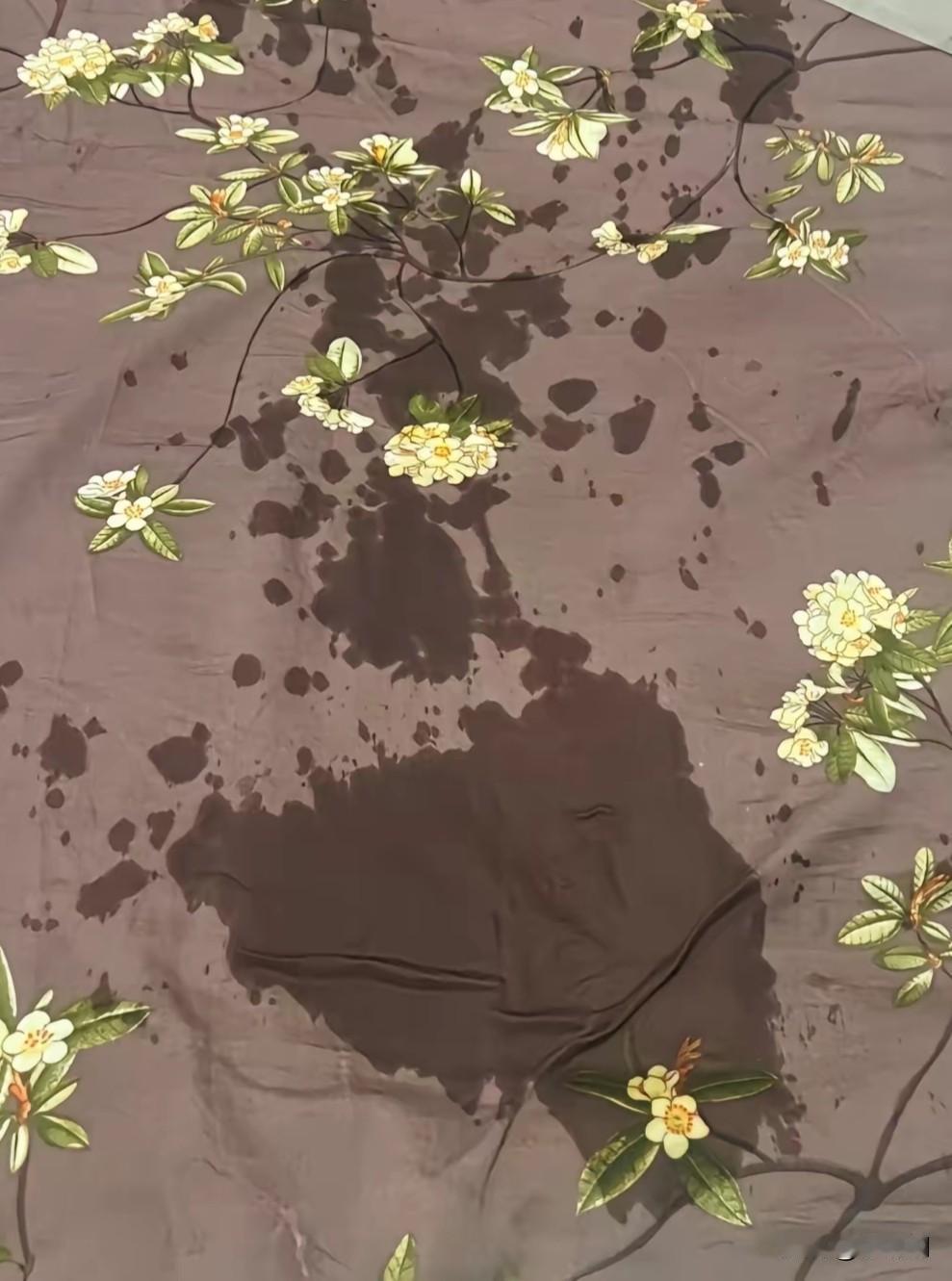 女友半夜尿床，这婚还能结吗？谈了几年恋爱，和女友从没一起过夜过，每次约会都是