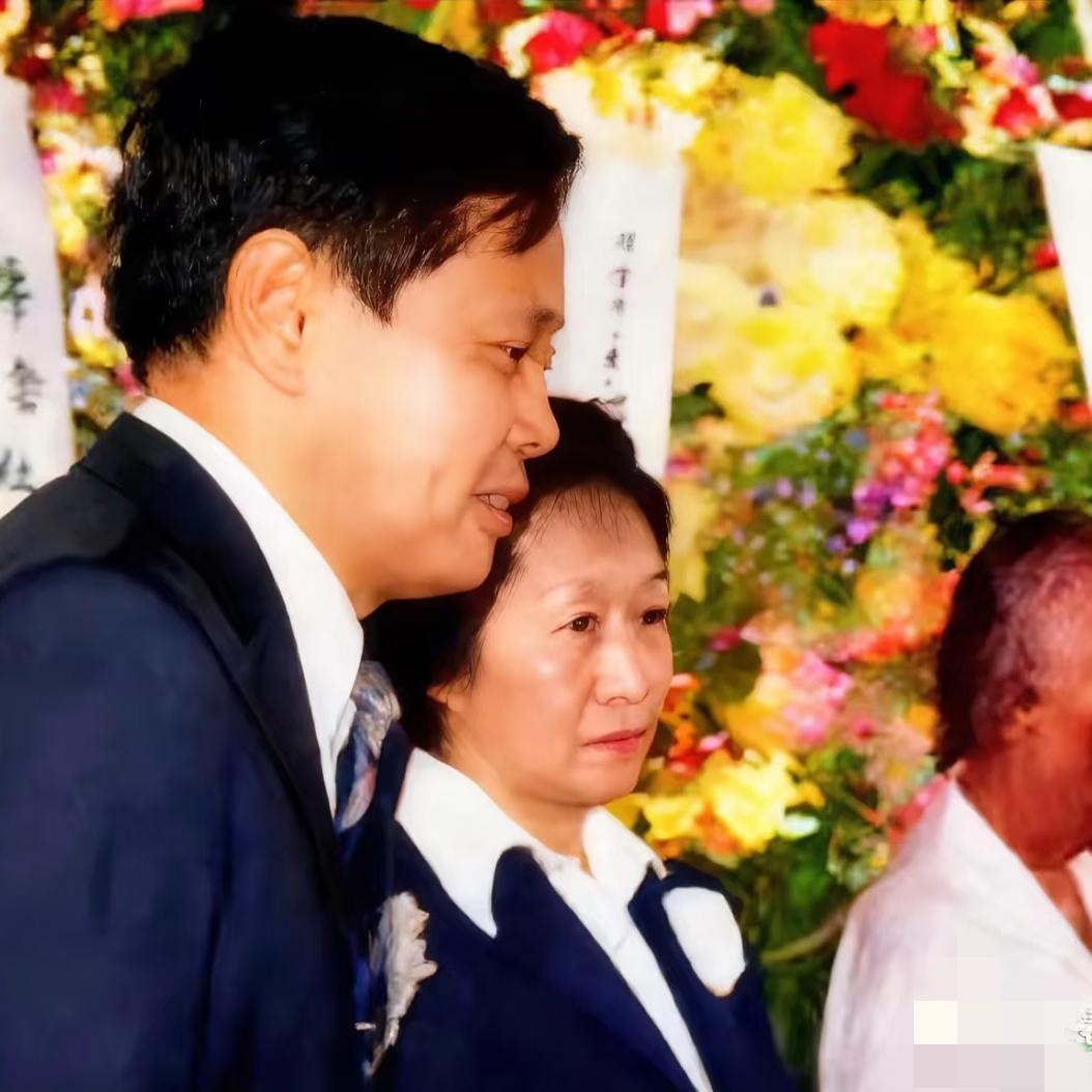 1981年，杜致礼与杨振宁从美国匆匆赶回，出席父亲杜聿明的葬礼。合影中，夫妻二人