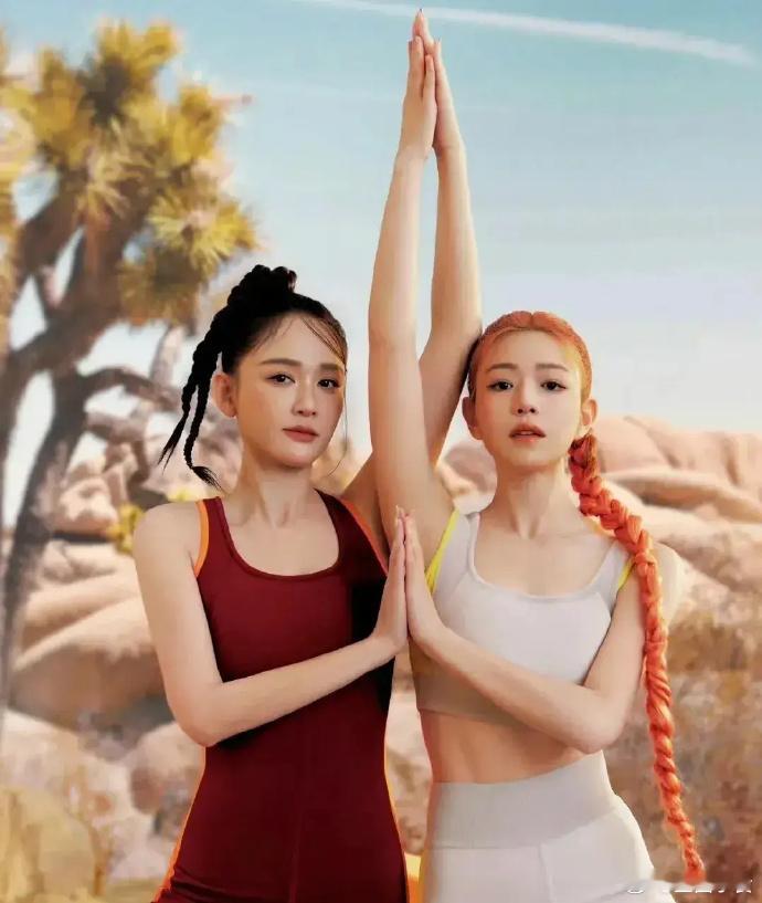 44岁的陈乔恩和40岁陈妍希一起拍瑜伽大片，这俩人保养得太好了。