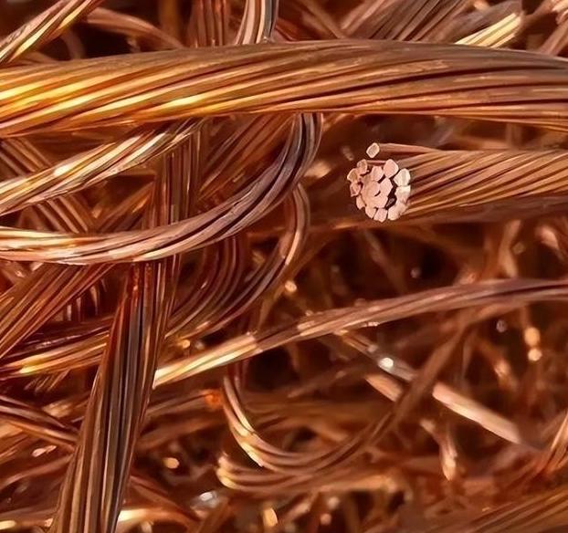 美国这次蒙了，美国大量囤积了铜，把铜价炒上天去了，可美国万万没料到，中国根本不按