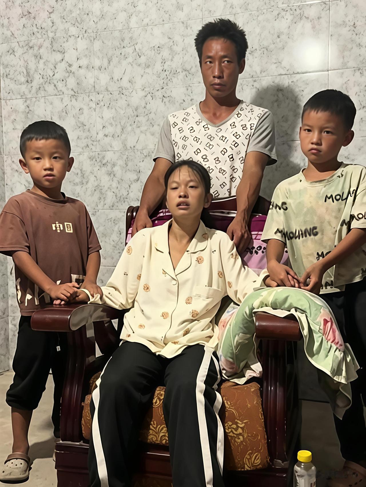 第一张也是最后一张全家福：34岁妈妈走了，留下智力残疾的丈夫和两个孩子34