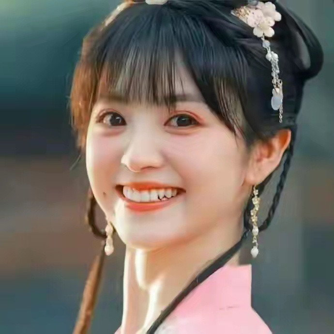 田曦薇的颜值真的太能打，妆前妆后几乎没差，天生丽质说的就是她吧！