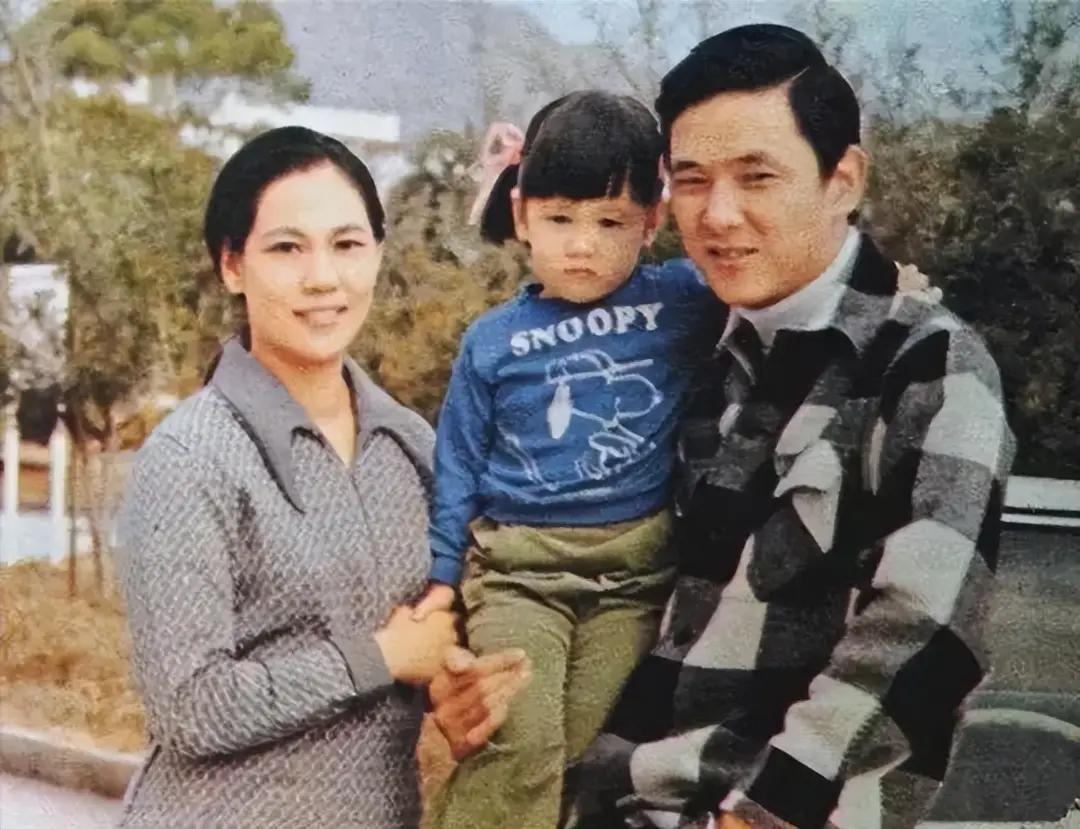 2026年，年近六旬的王馨平并未彻底淡出公众视线，不仅重新回归舞台参与演出，还做
