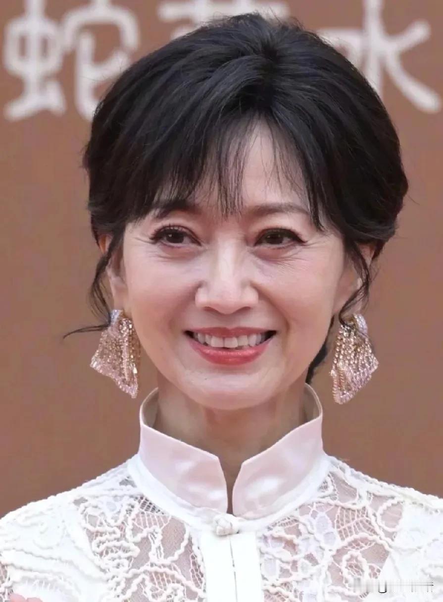 我公公最喜欢的女明星是赵雅芝，他在网上看的视频都是精修过的，所以他以为女神就是真
