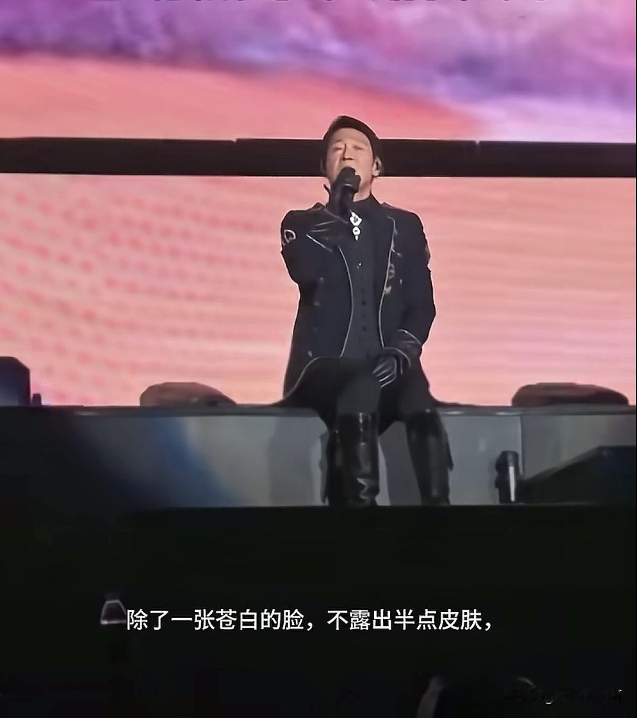 黎明成都演唱会看台上，铺满黑布，引起热议。网友表示，一进演唱会现场吓一跳。看