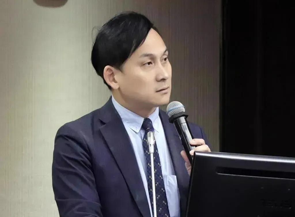 关于民进党发动的大罢免，游盈隆在岛内的民调机构所做的最新调查显示:36.7%表示