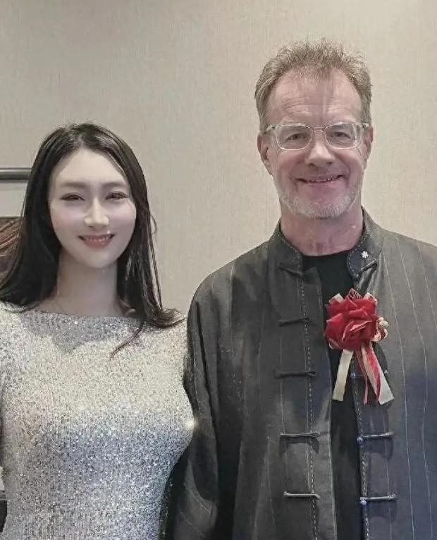 这差距也太扎眼了！加拿大籍的大山在中国生活近20年，娶了重庆媳妇甘霖，儿女双