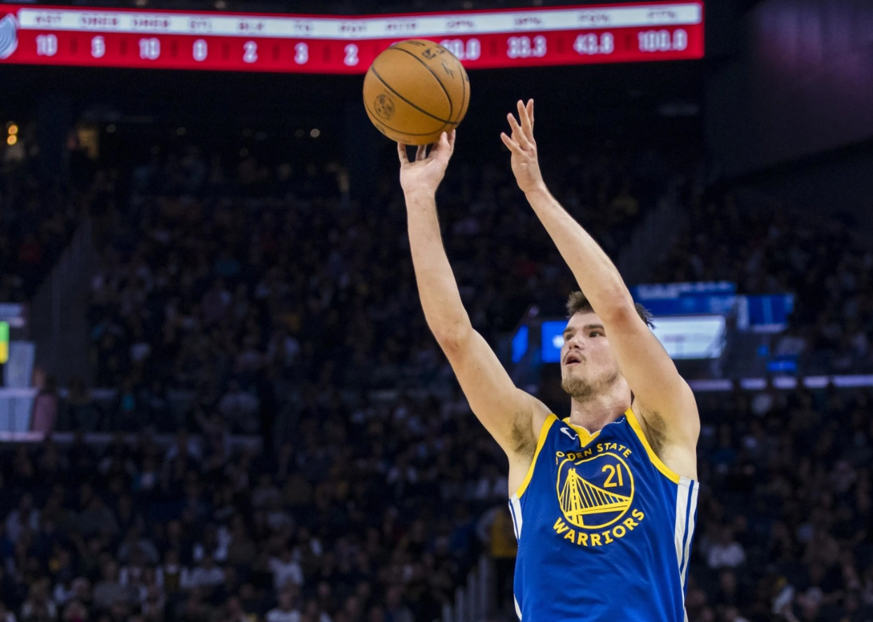 名勇士高管近日接受了NBA记者KeithSmith的采访，谈到了队内的球员波斯