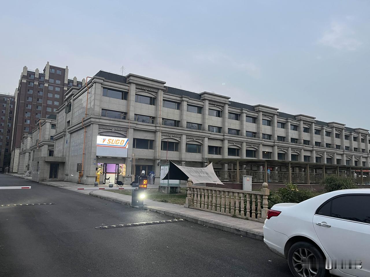 房地产现在到底什么情况？成都的楼市到底什么情况？路过这片低矮的商业区，特意进去逛