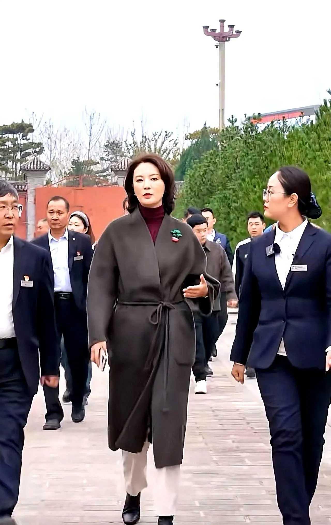 央视最惨女主持人，男友被判死缓，丈夫惨死狱中，现在49岁，依旧单身一个人，你是否