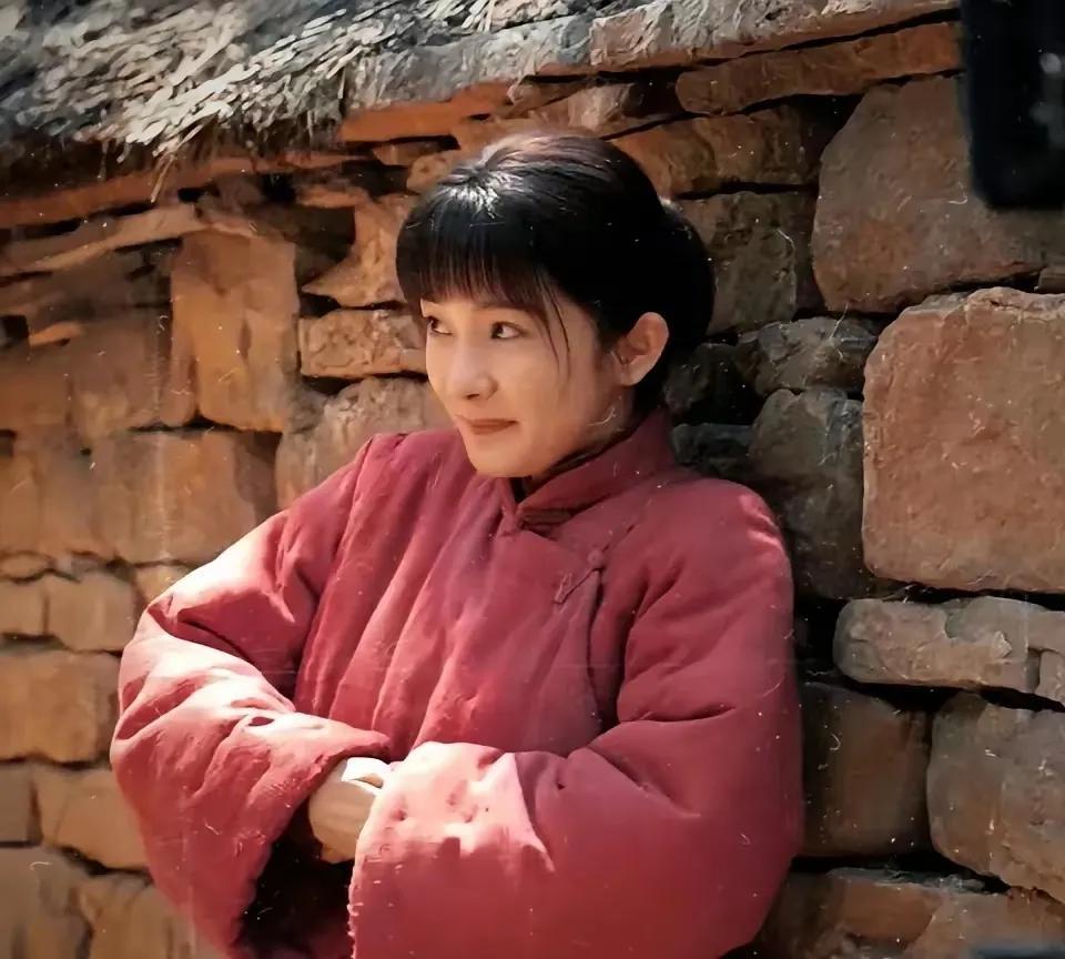 追剧《生万物》绣绣非常明理懂事，她学会融入大脚这个家庭，粗活重活都学着干。