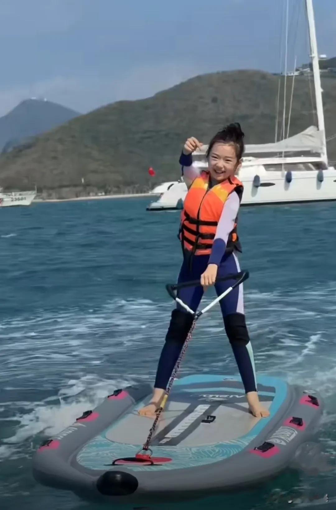 果然是勇敢的女孩先享受世家啊！小酒窝和家人去三亚度假，小小年纪的她第一次尝试冲