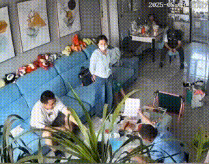 江苏这离婚女子可太憋屈了！办完离婚手续想着回前夫家拿行李，刚踏进门就被前夫全家堵