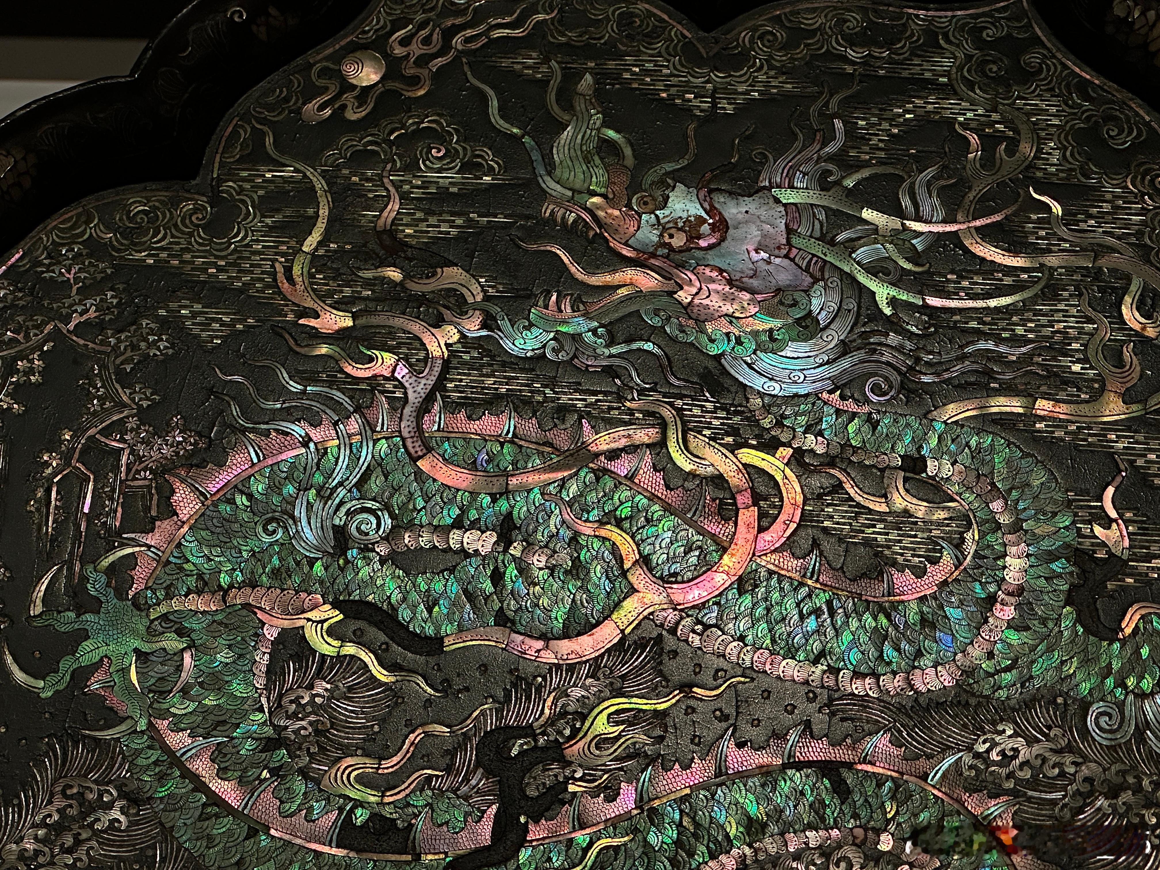 黑漆螺钿海水龙纹菱花形盘重要文化财元14世纪东京国立博物馆藏木胎，八瓣菱花形盘，