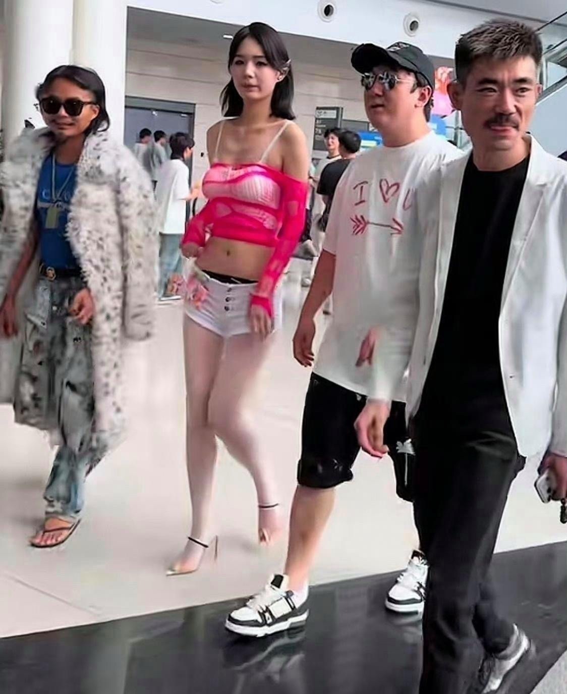 王思聪女友好像又不一样了。​​​