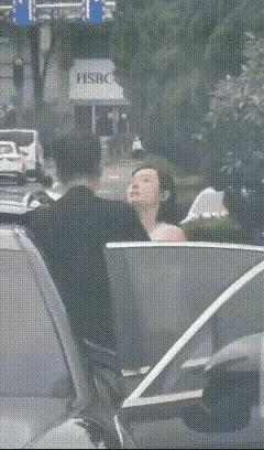都说她比青岛路虎女还嚣张，我点开看了一下，左右各打几个大巴掌，而且看那表情，她是