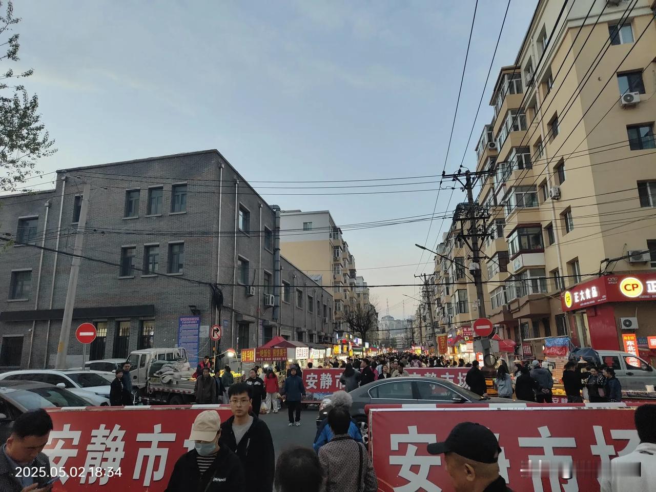 哈尔滨的安静市场是本地人为主光顾的夜市，小吃一应俱全，物美价廉，从头走到尾只买了