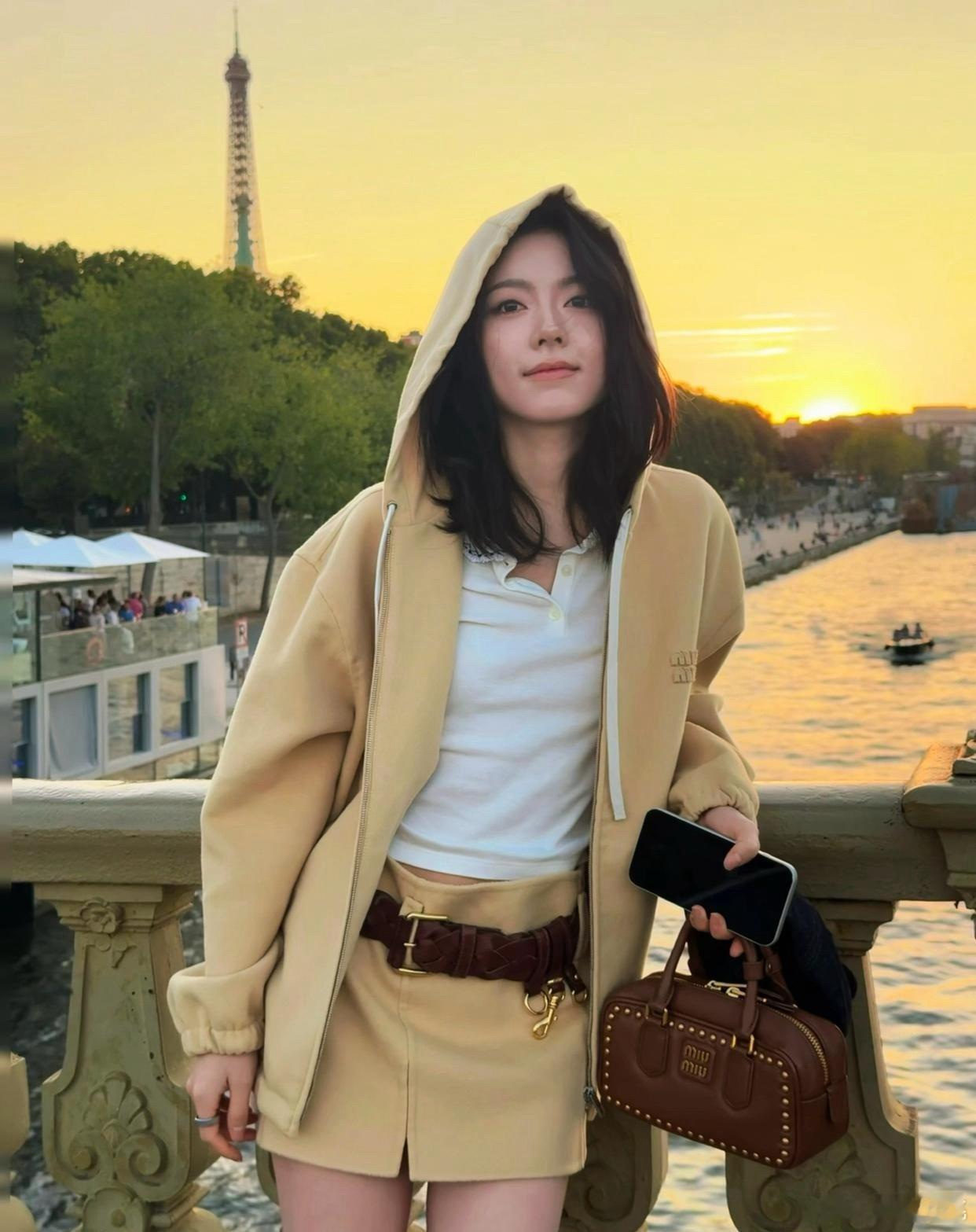 1.杨幂经常会去HK看望女儿，还刻意会隐藏掉飞去的行程，母女关系真没有前夫家说的
