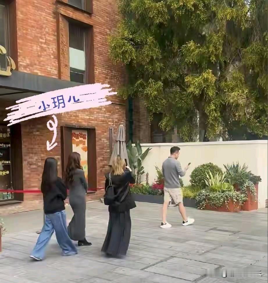 才短短一年，小玥儿的体态就从弯腰驼背变成了笔直优雅，发型背影都酷似妈妈大S，但