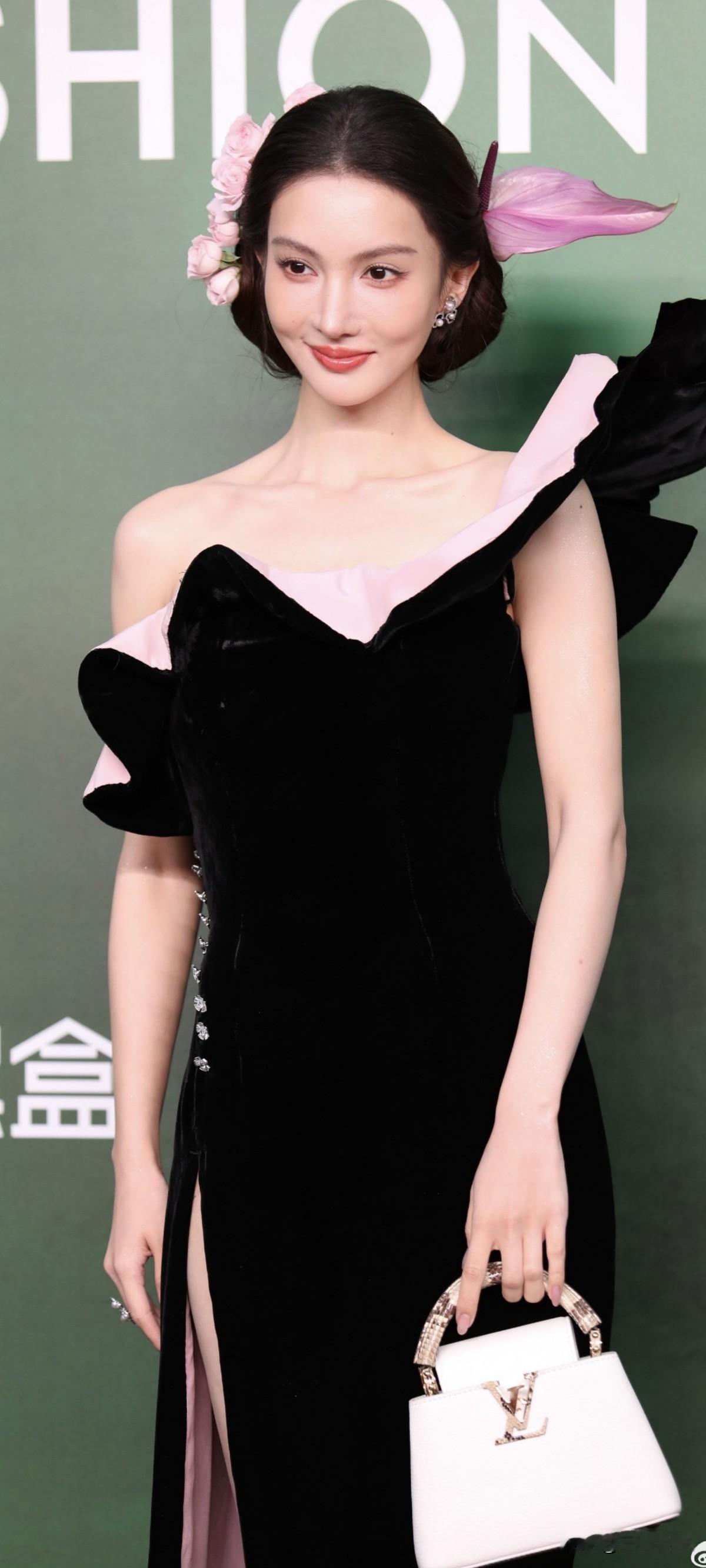 分享一下你喜欢的明星金晨vogue红毯生图，好妩媚的姐姐，美绝啦小金！！！状态爆