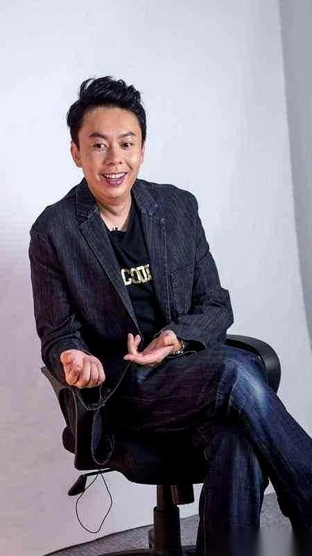香港前保安局局长的独生子，放着通天的金光大道不走，在TVB跑了20年连名字都没有