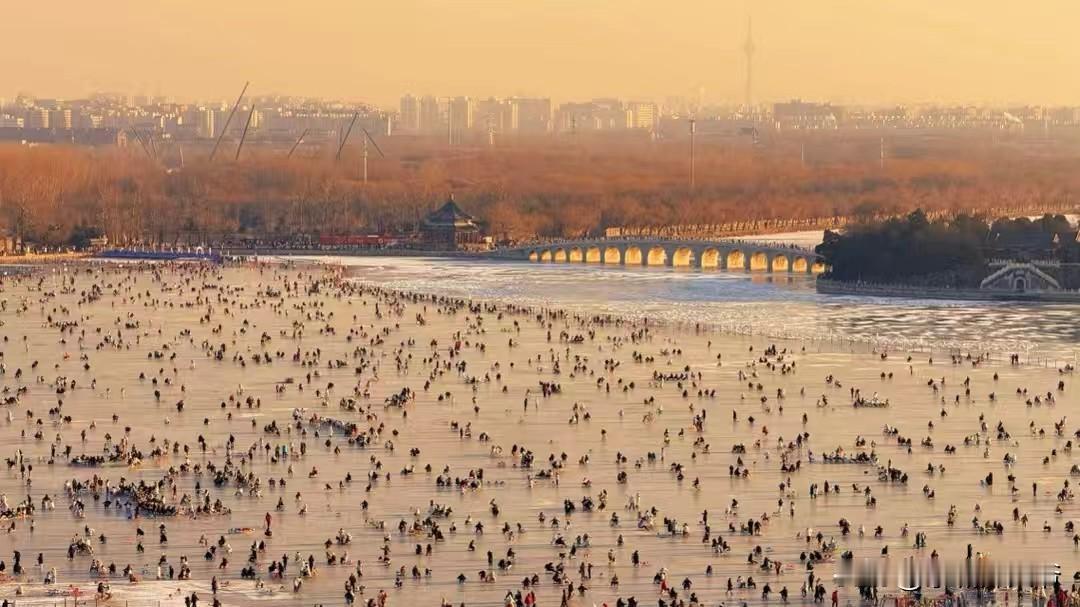 知道的这是冬天北京周末的颐和园，不知道的还以为在野湖上拍《老炮儿2》呢。山上是人